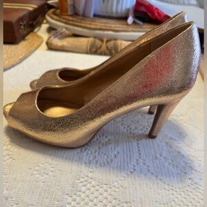 Bandolino Gold Textured Peep-Toe Heels Sz 8M